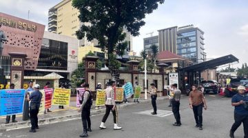 Korban Pencurian Yang Dilapor Balik Oleh Pelaku Pencurian di Medan Lakukan Aksi Demo di Kantor Mabes Polri Minta Kapolri Bertindak Tegas